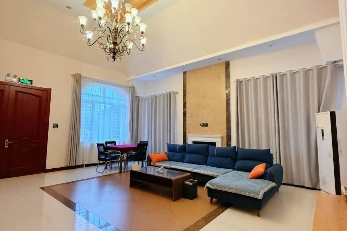 Ein modernes Wohnzimmer mit Sofa, Couchtisch und einer Chandelier.