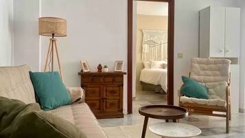 1 slaapkamer, een bureau, een strijkplank/strijkijzer, reisbedje