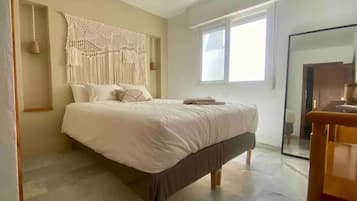 1 dormitorio, escritorio, tabla de planchar con plancha y cuna de viaje
