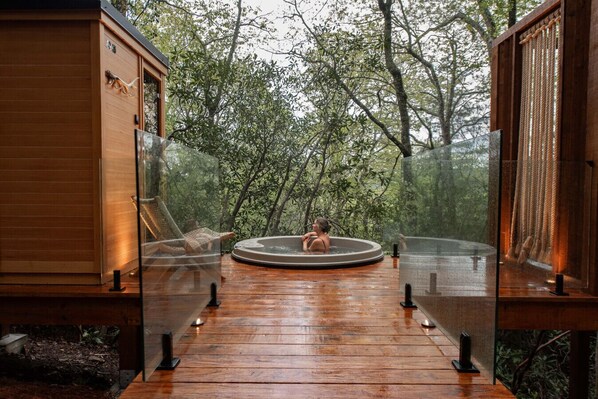 Outdoor spa tub - Hide Inn Seek | Bird Nest Treehouse (Highlands)