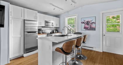 Historic 2 bedroom central down town location near waterfront - #3