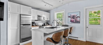 Historic 2 bedroom central down town location near waterfront - #3