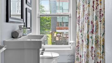 SĂšche-cheveux, serviettes fournies, papier toilette