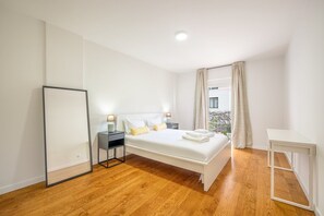 1 dormitorio, escritorio, tabla de planchar con plancha y Internet