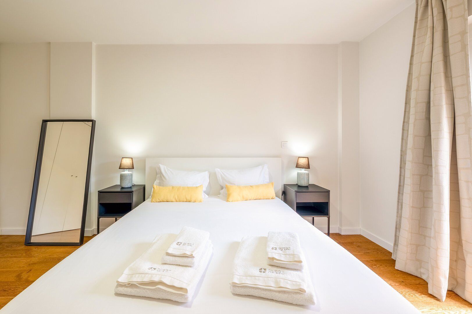 1 habitación, escritorio, tabla de planchar con plancha y internet 