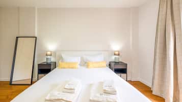 1 habitación, escritorio, tabla de planchar con plancha y internet