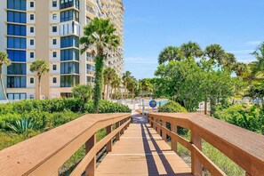 Apartamento, varias camas (Beachfront condo with pool, tennis an) | Jardines del alojamiento