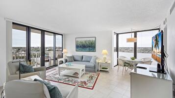 Condo, Plusieurs lits (Beachfront condo with pool, tennis an) | Aire de séjour