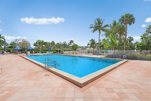 Apartamento, varias camas (Beachfront condo with pool, tennis an) | Piscina | Una piscina climatizada