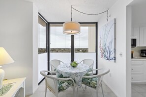 公寓客房, 多張床 (Beachfront condo with pool, tennis an) | 用餐區