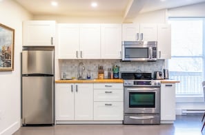 Four à micro-ondes, un four, surface de cuisson