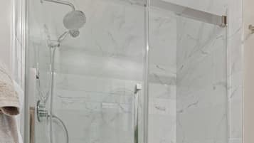 Suihku, hiustenkuivaaja, pyyhkeet, saippua