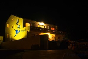 Unclassified image, 3 of 6, button - Peng Hu Dream (Penghu)