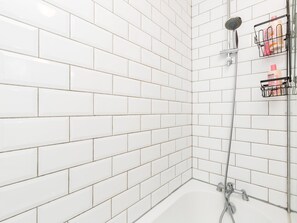 Douche, sèche-cheveux, serviettes fournies