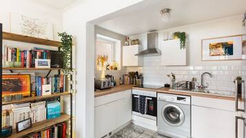 Fridge, oven, coffee/tea maker, toaster