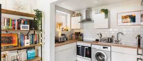 Kühlschrank, Ofen, Wasserkocher mit Kaffee-/Teezubehör, Toaster