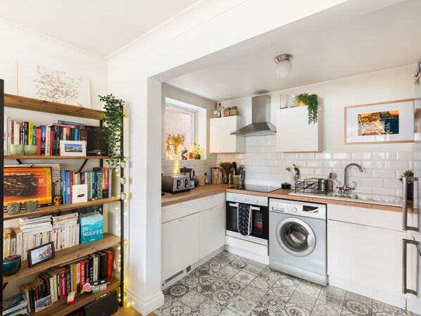 Kühlschrank, Ofen, Wasserkocher mit Kaffee-/Teezubehör, Toaster