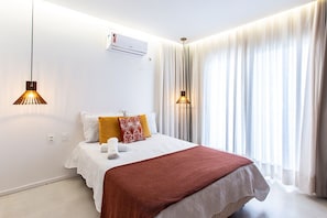 4 bedrooms, iron/ironing board, bed sheets