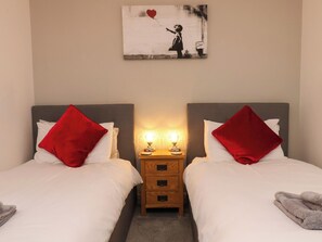 2 Schlafzimmer, individuell dekoriert, individuell eingerichtet