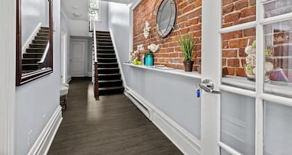 Historic Old South District Aft Castle Suite