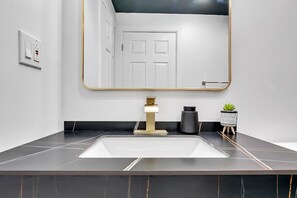 Shower, hair dryer - Urban Nest #1 | Cozy Studio Walkable to Proctors (Schenectady)