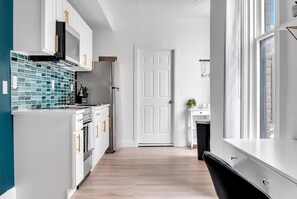 Kühlschrank, Mikrowelle, Ofen, Herdplatte