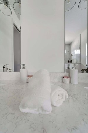 Dusche, Haartrockner, Handtücher, Shampoo