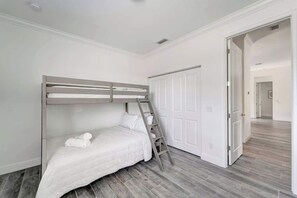 3 chambres, fer et planche à repasser, Wi-Fi, draps fournis
