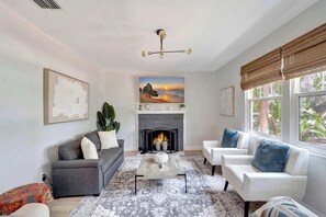 Fernseher, Bücher, Arbeitsbereiche