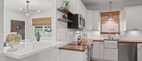 Frigorífico, microondas, horno y placa de cocina