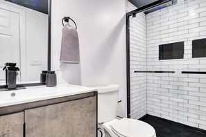 Shower, hair dryer - Urban Nest #4 | Chic Studio Central to State St. (Schenectady)