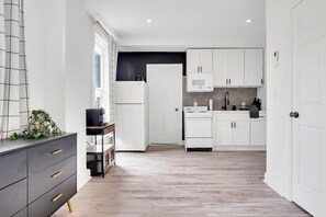 Refrigerador, microondas, horno, placa de cocina