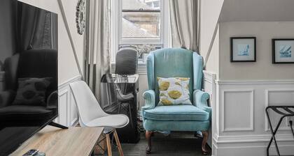 Chic Loft suite with WiFi & AC in historic downtown town Halifax near waterfront