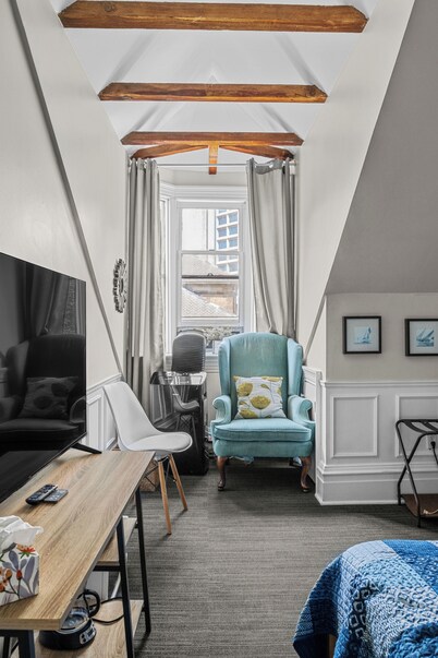 Chic Loft suite with WiFi & AC in historic downtown town Halifax near waterfront