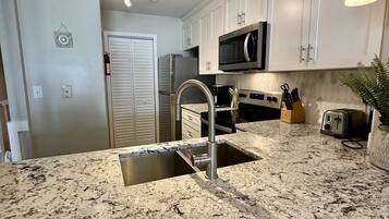 Réfrigérateur, micro-ondes, four, plaque de cuisson