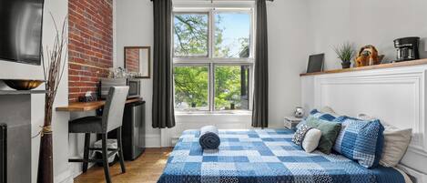 1 dormitori, planxa i posts de planxar, wifi i roba de llit