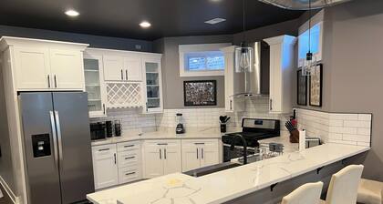 Chic 3-bedroom apartment with WiFi and AC in delightful Chicago