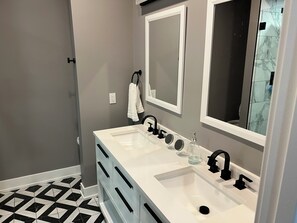 Dusj, håndklær, såpe og toalettpapir