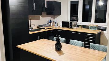 Frigorífico, microondas, horno y placa de cocina