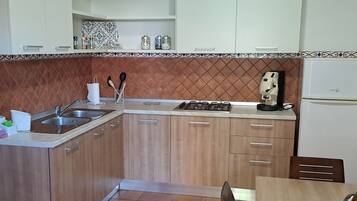 Mikrowelle, Herdplatte, Wasserkocher mit Kaffee-/Teezubehör