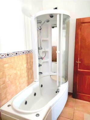 Baignoire à remous, séchoir à cheveux, bidet, savon