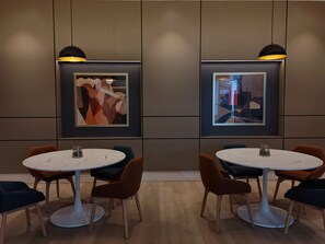 65–tuumainen äly-TV, jossa kaapelikanavat