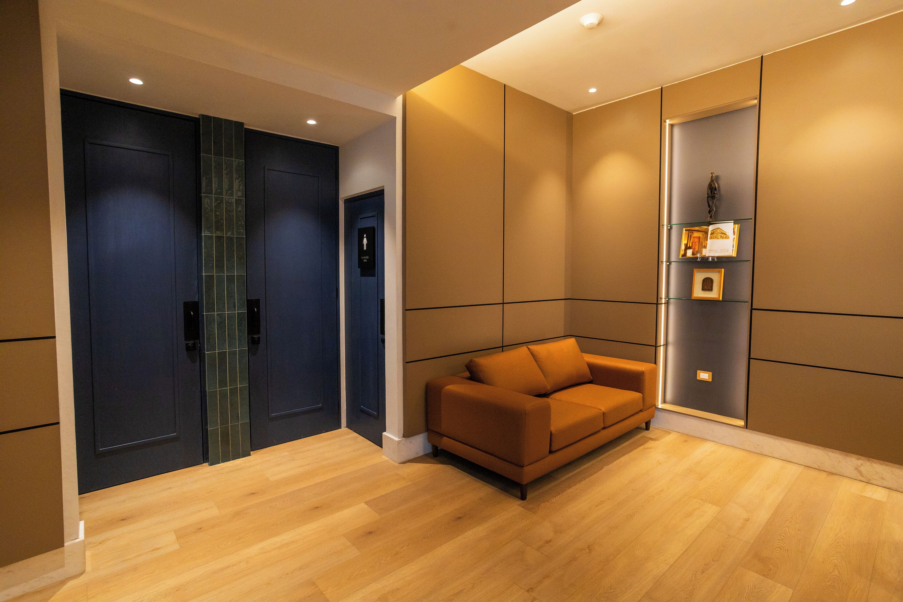 Smart TV de 65 pulgadas con canales por cable y impresora 