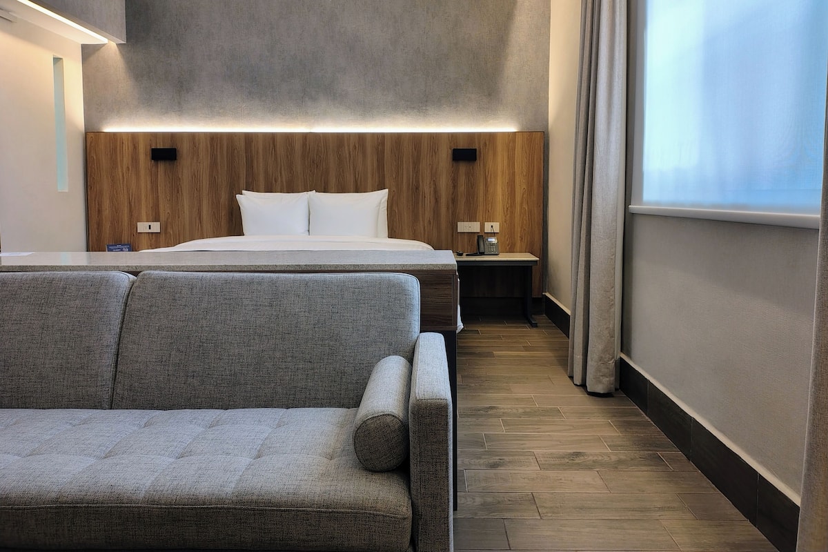 Classic Suite | 1 bedroom, in-room safe, desk, laptop workspace