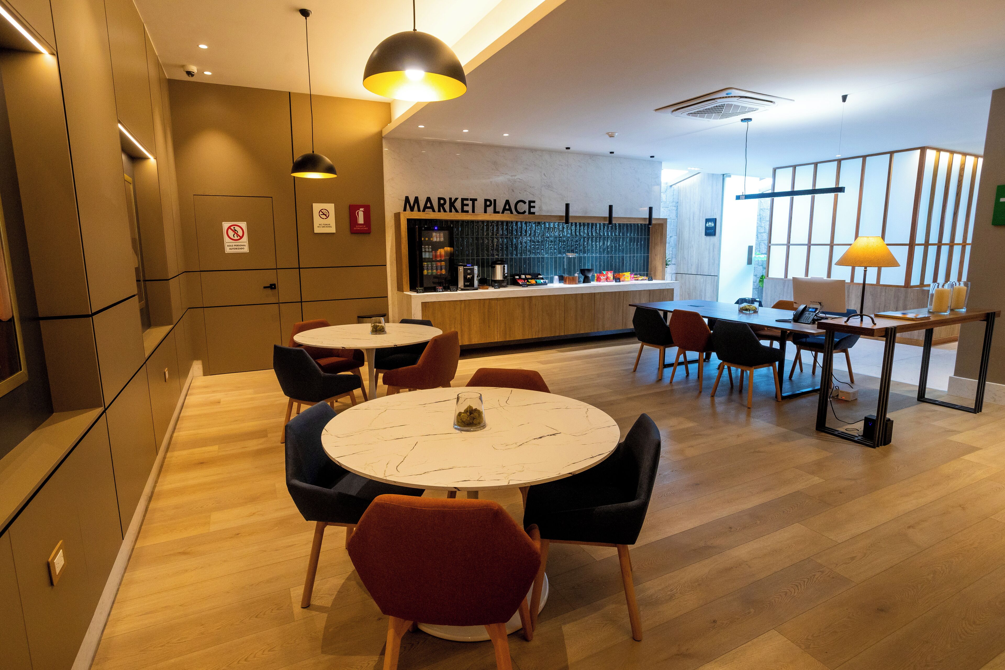 Smart TV de 65 pulgadas con canales por cable y impresora 