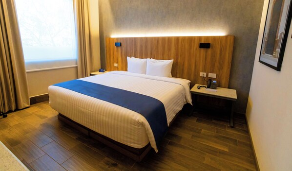 غرفة بتجهيزات أساسية - منظر للمدينة | ملاءات إيطالية من طراز فريتي وأغطية فراش متميزة وألحفة محشوة بالريش