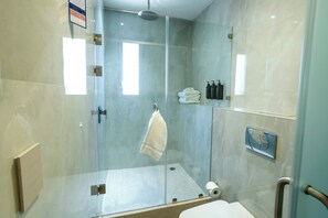 Standaard tweepersoonskamer | Badkamer | Een douche, een haardroger, handdoeken, zeep
