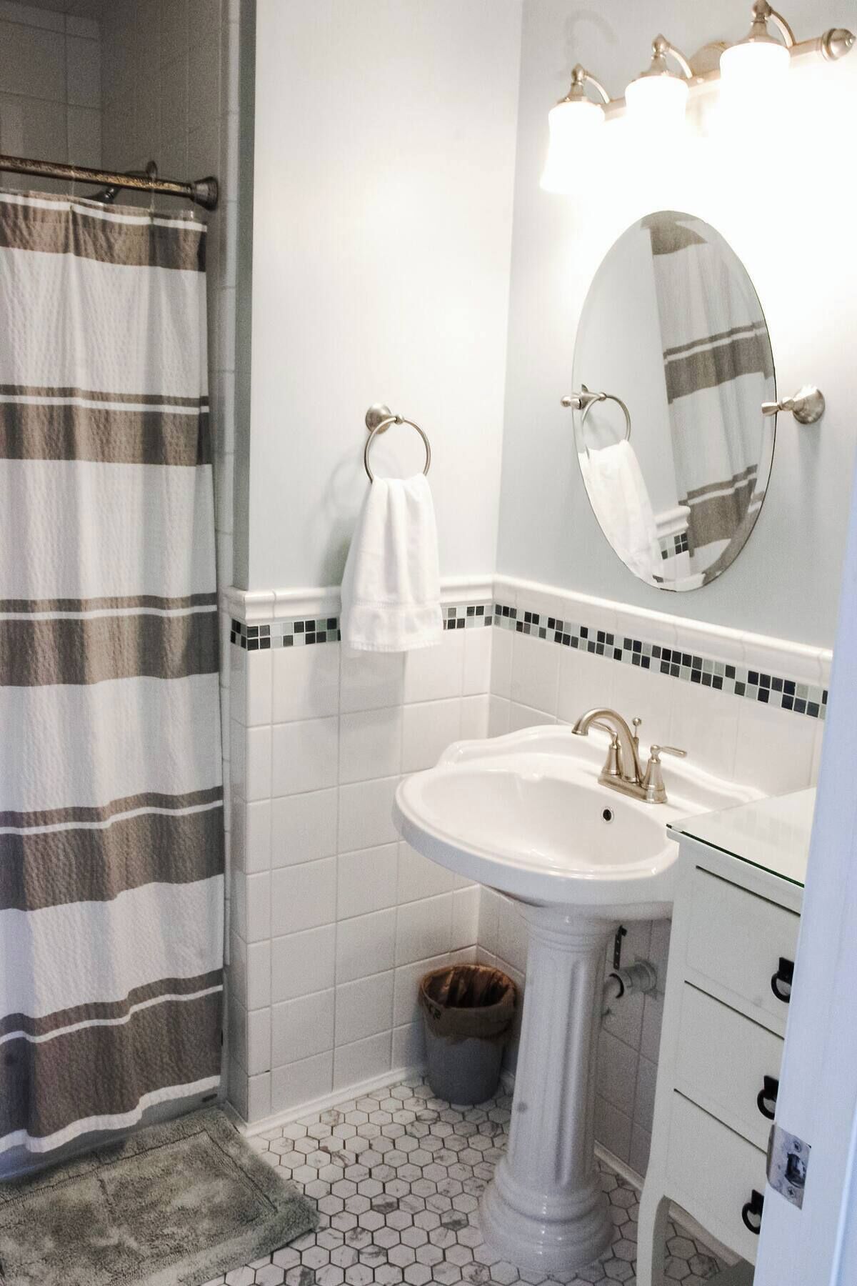 ヘアドライヤー、タオル、トイレットペーパー