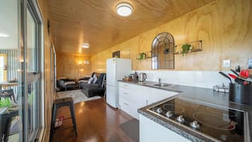 Kühlschrank, Mikrowelle, Toaster, Kochgeschirr/Geschirr/Besteck