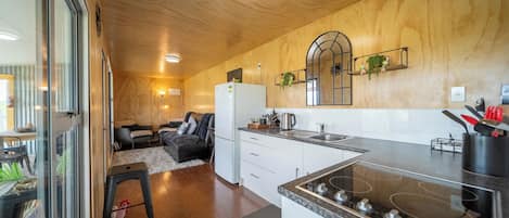 Kühlschrank, Mikrowelle, Toaster, Kochgeschirr/Geschirr/Besteck